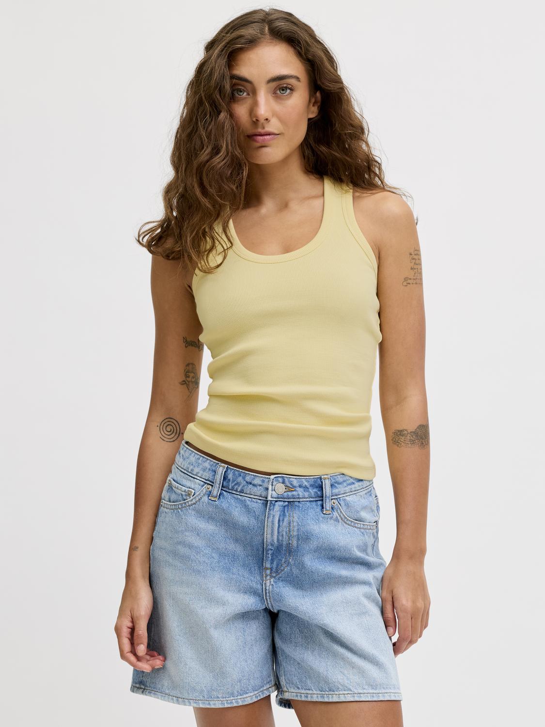 model_shot-front